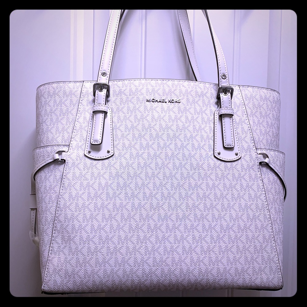 BNWT Michael Kors Voyager Bag